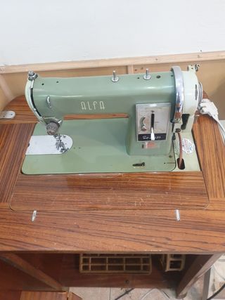 Maquina de coser con mueble