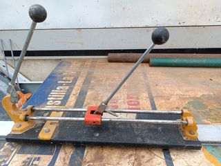 HERRAMIENTA PARA CORTAR BALDOSAS DE CERÁMICA