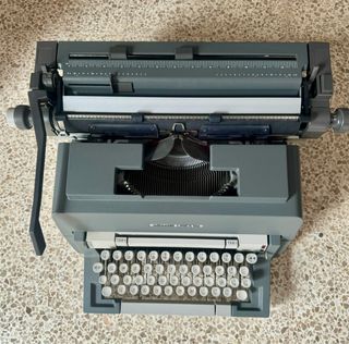 Maquina de escribir OLIVETTI LINEA 98