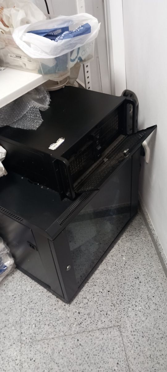 Armario rack y caja servidor