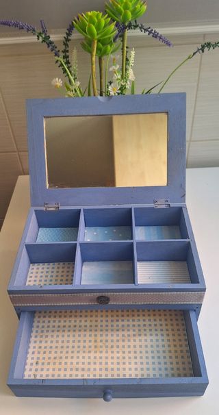 Caja joyero de madera grande