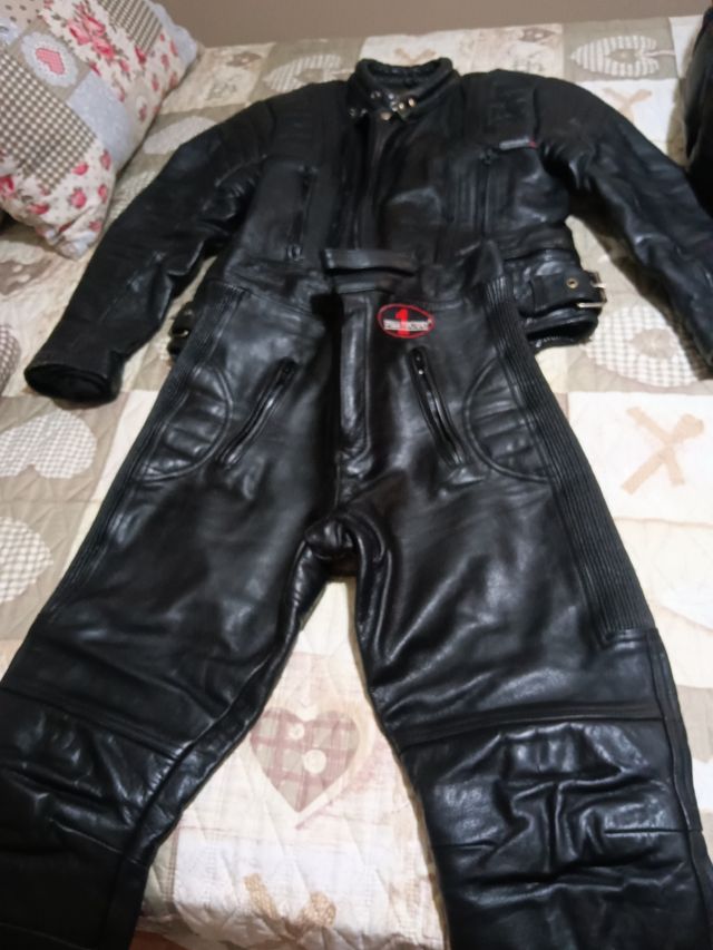 Trajes de cuero para hombre y mujer