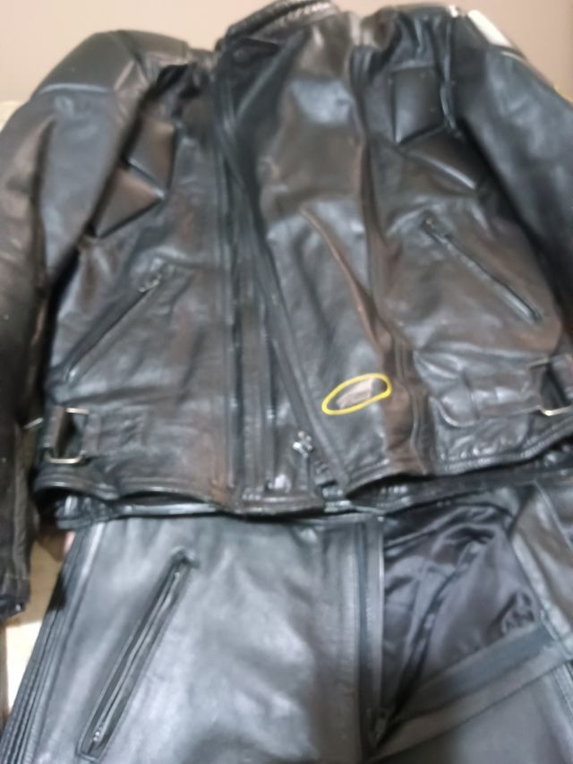 Trajes de cuero para hombre y mujer