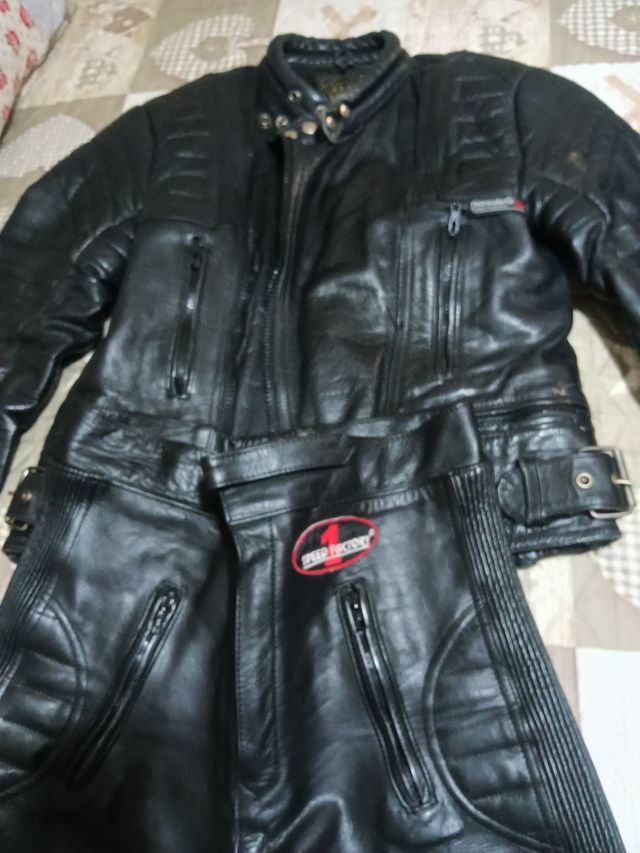 Trajes de cuero para hombre y mujer