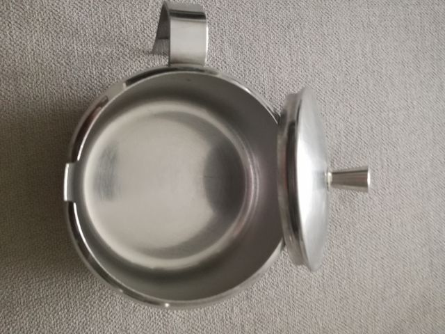 Recipientes inox de servicios.