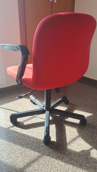 Silla de escritorio roja.