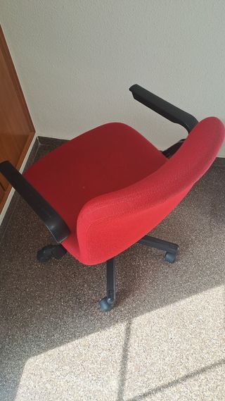 Silla de escritorio roja.