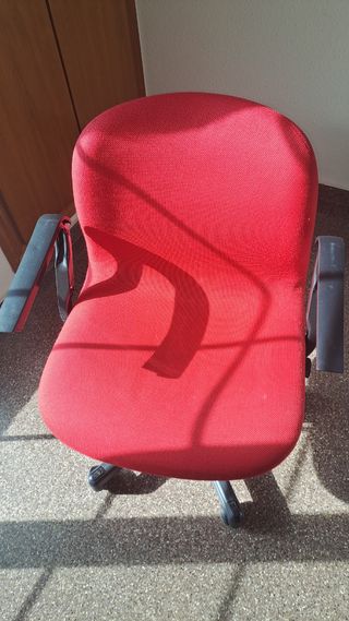 Silla de escritorio roja.