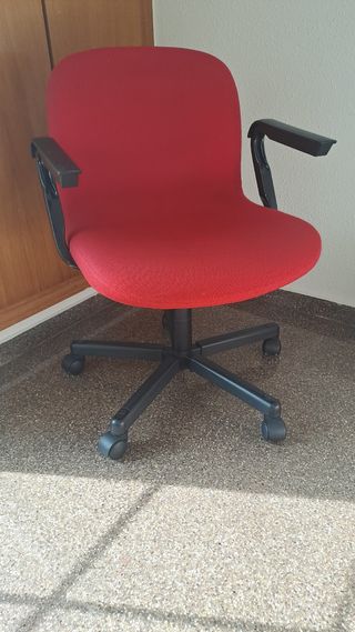 Silla de escritorio roja.