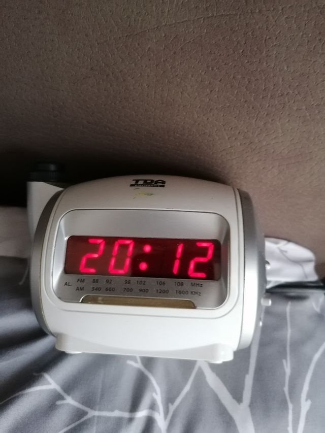 1 orologio +2 sveglie