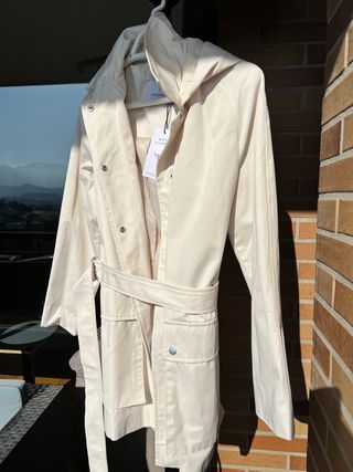 Gabardina impermeable beige