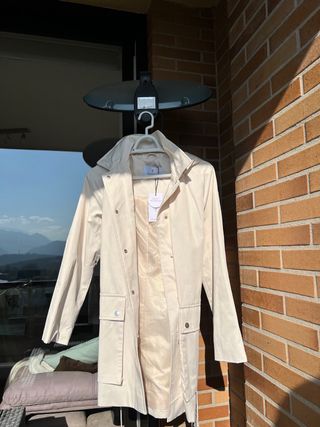 Gabardina impermeable beige