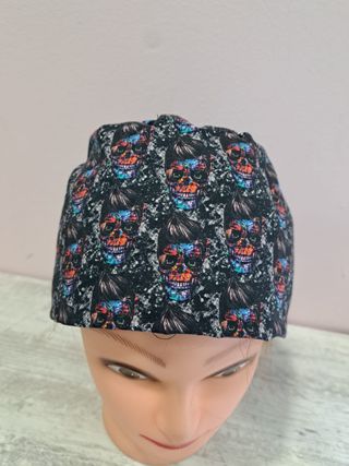 gorro quirurgico calaveras fondo negro