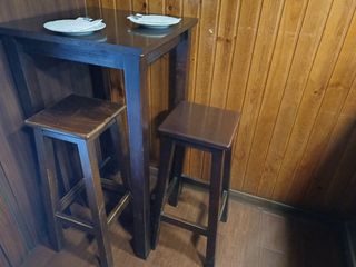 Mesas altas con banquetas