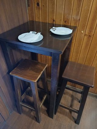 Mesas altas con banquetas