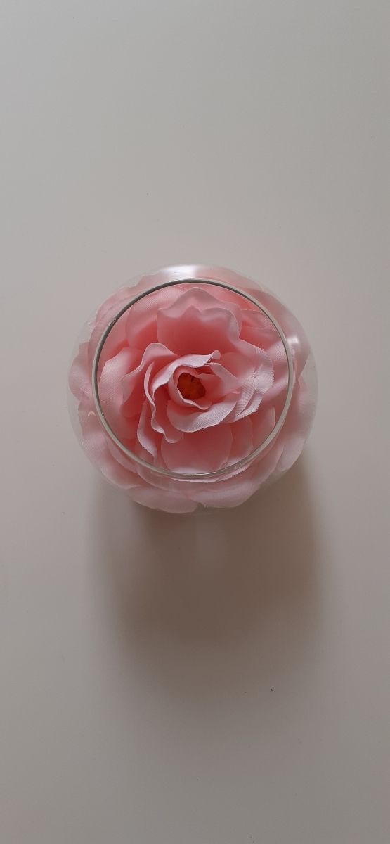 Decoración rosa falsa en copa vidrio