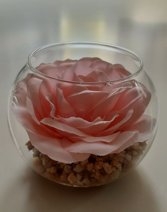 Decoración rosa falsa en copa vidrio