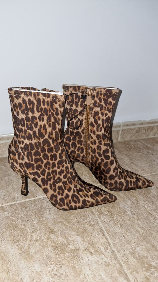 Botin tacón animal print elástica número 38