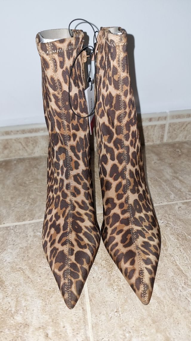 Botin tacón animal print elástica número 38