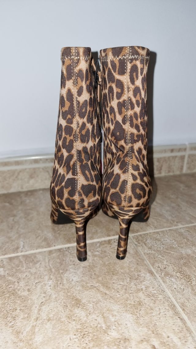 Botin tacón animal print elástica número 38