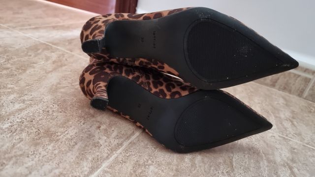 Botin tacón animal print elástica número 38