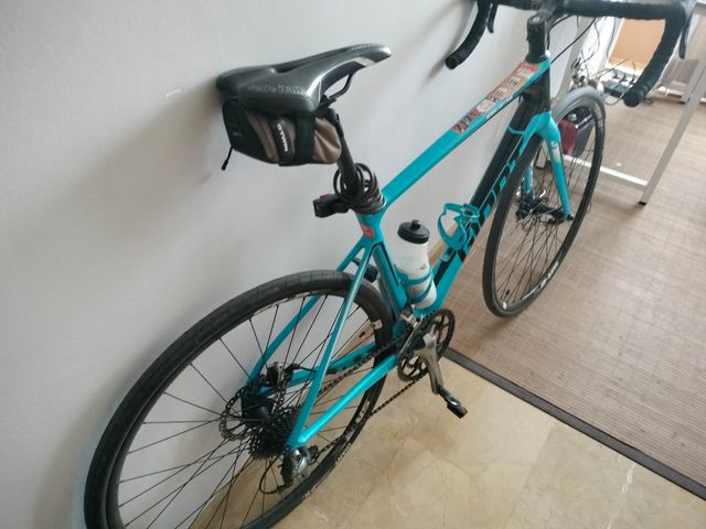 Bicicleta carretera carbono y disco GIANT Defy