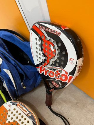 Palas de padel con fundas paletero raquetas padel