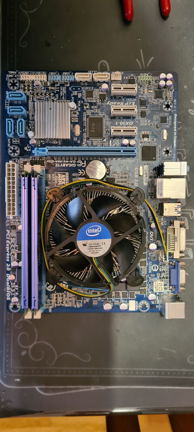 Placa Gigabyte + Micro + 4GB 