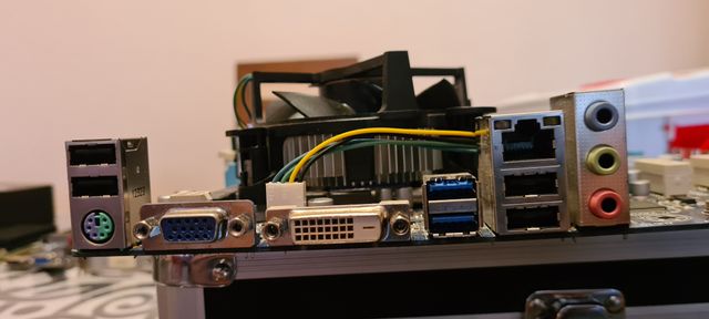 Placa Gigabyte + Micro + 4GB 