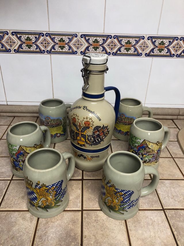 Juego de jarras y botella de cervezas alemanas.