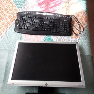 Pantalla  y teclado ordenador.