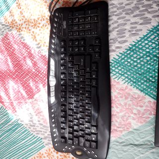 Pantalla  y teclado ordenador.