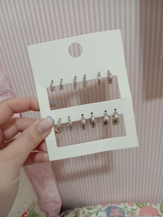 Aros plateados pequeños