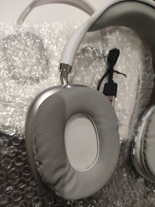 Auriculares P9 Pro Max plata y blanco