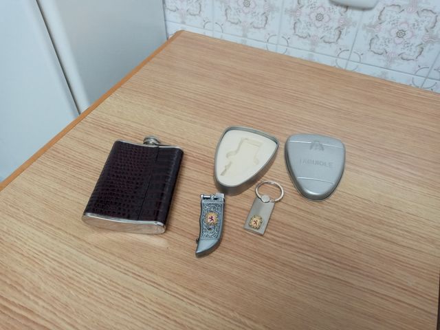 Petaca para licor sin estrenar  10 €,  encendedor