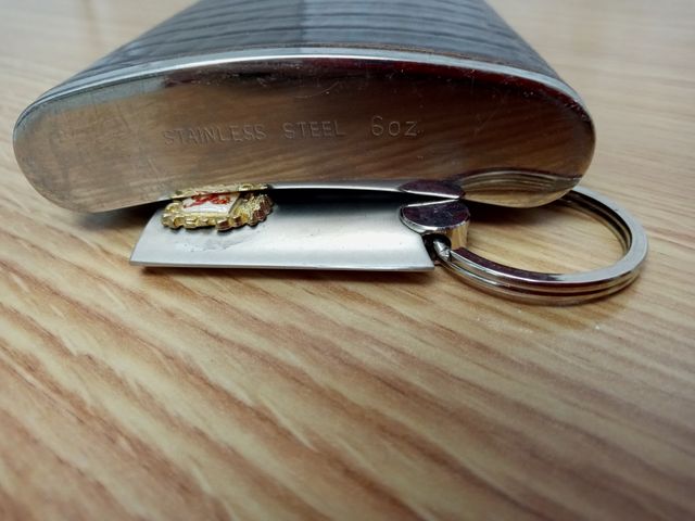 Petaca para licor sin estrenar  10 €,  encendedor