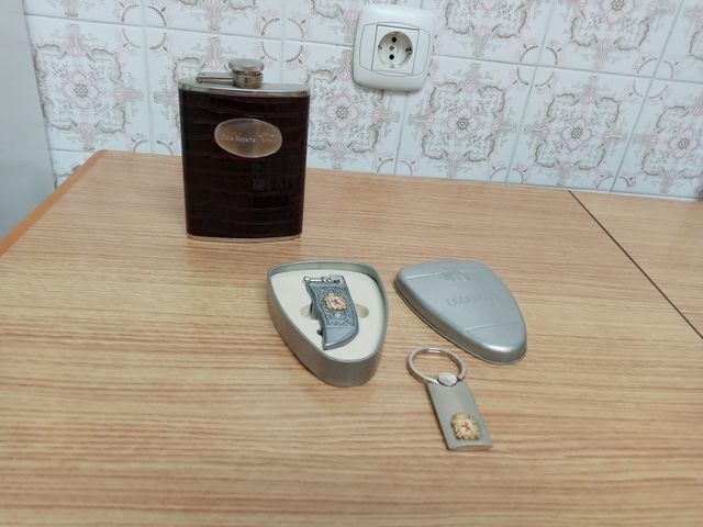 Petaca para licor sin estrenar  10 €,  encendedor