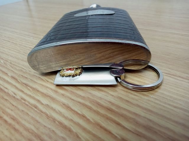 Petaca para licor sin estrenar  10 €,  encendedor