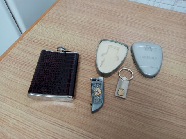 Petaca para licor sin estrenar  10 €,  encendedor