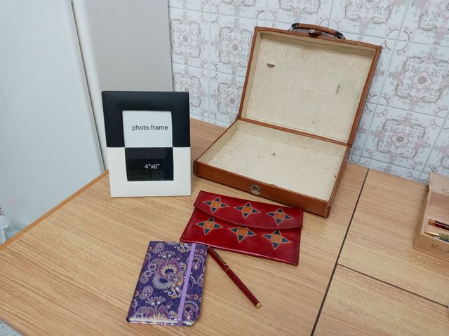 Maletín  tipo piel color marrón claro, con un asa,