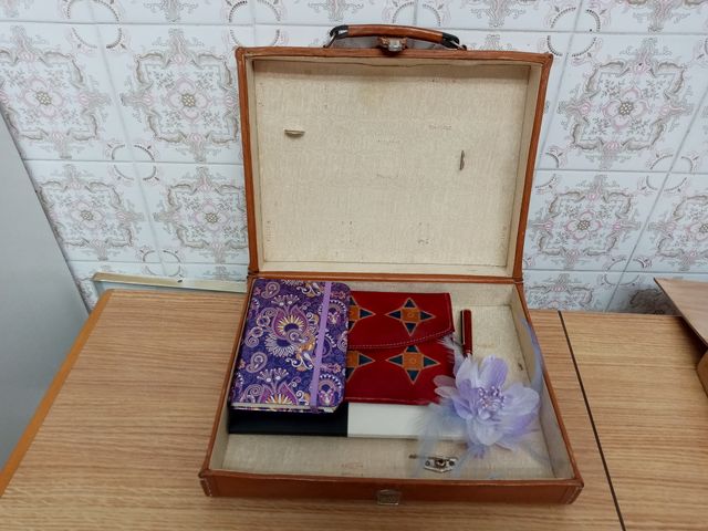 Maletín  tipo piel color marrón claro, con un asa,