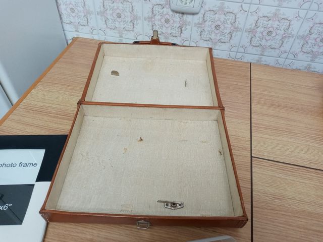 Maletín  tipo piel color marrón claro, con un asa,