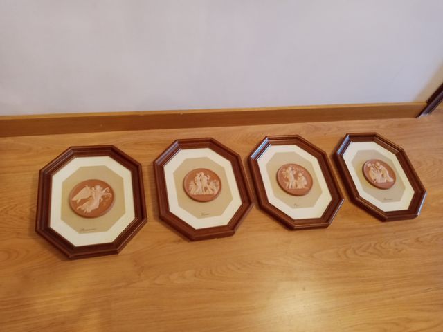 Cuadros de madera tono claro  en forma octogonal