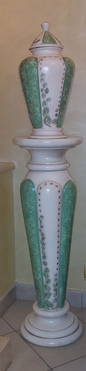 Urna ceneri funeraria con piedistallo 