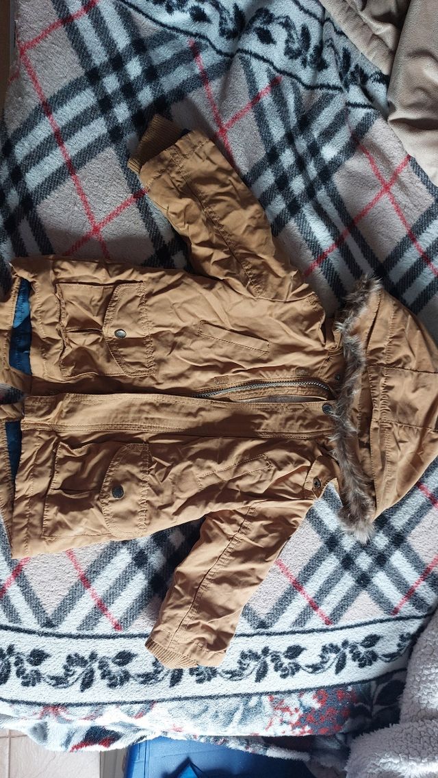 Abrigo niño beige capucha pelo