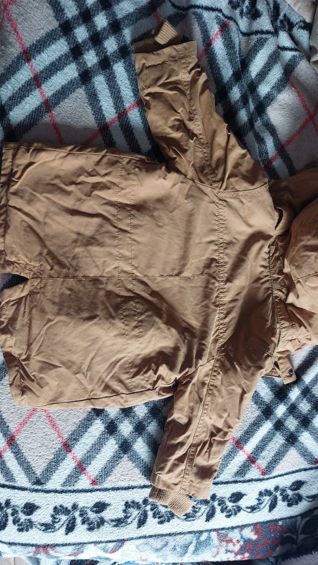 Abrigo niño beige capucha pelo