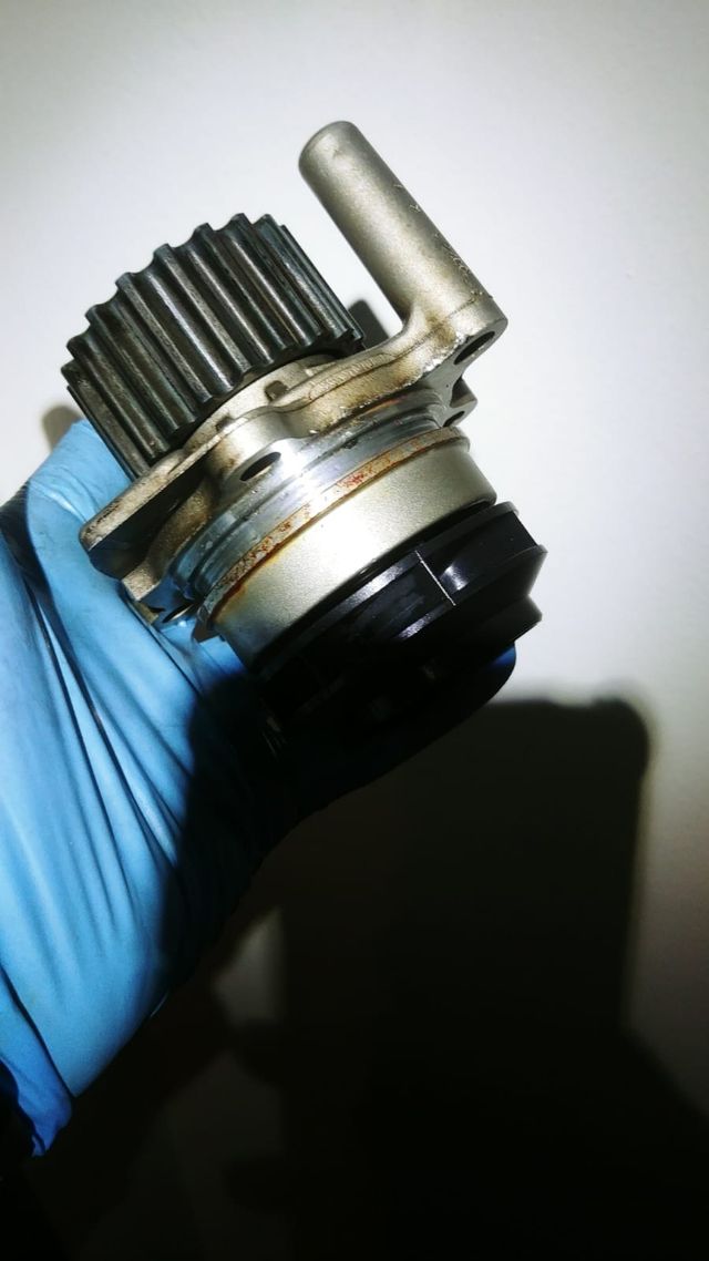 Bomba de agua  original  03L121019