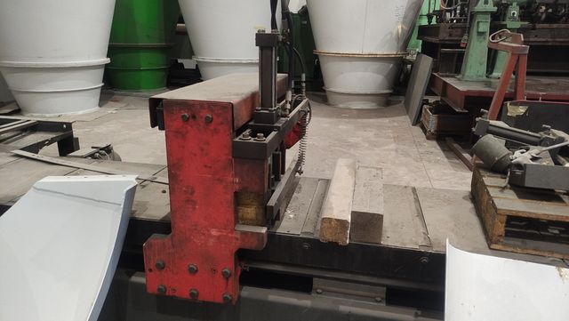 Sierra autoalimentada con software