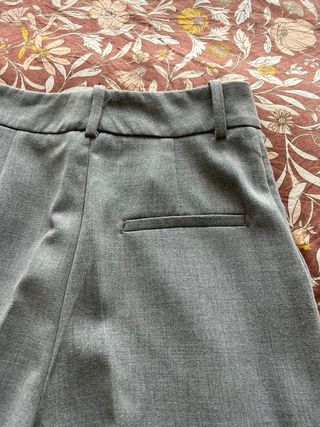 pantalón pinzas Zara
