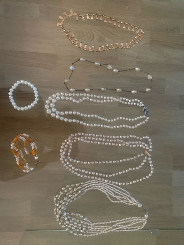 collares y gargantillas de perlas